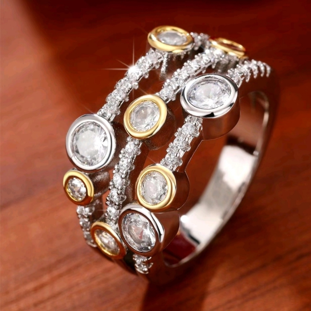 Stunning Ring EUC - Picture 2 of 3